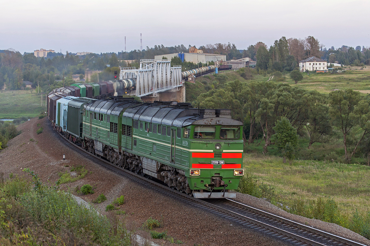 Die Diesellok 2TE116-1398 mit einem Güterzug folgte auf Eisenbahnlinie  Wolokolamsk - Rschew kurz von Subzow Bahnhof am 29 August 2016