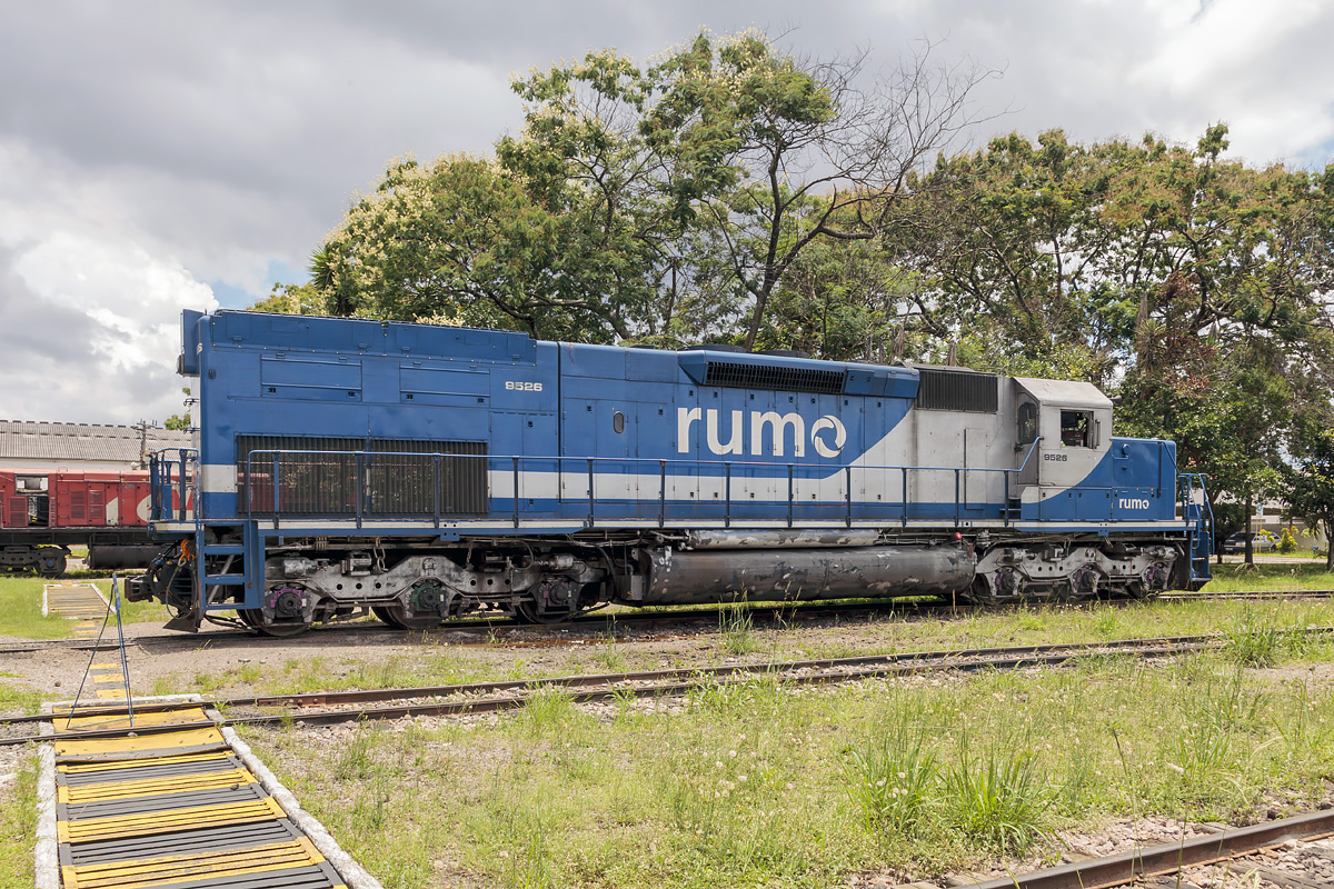 Die Diesellok EMD SD40-2 9526 (umbaute und umspurte für Meterspur) in der neuen Lackierung im RUMO Betriebswerk Curitiba am 21. Januar 2019.