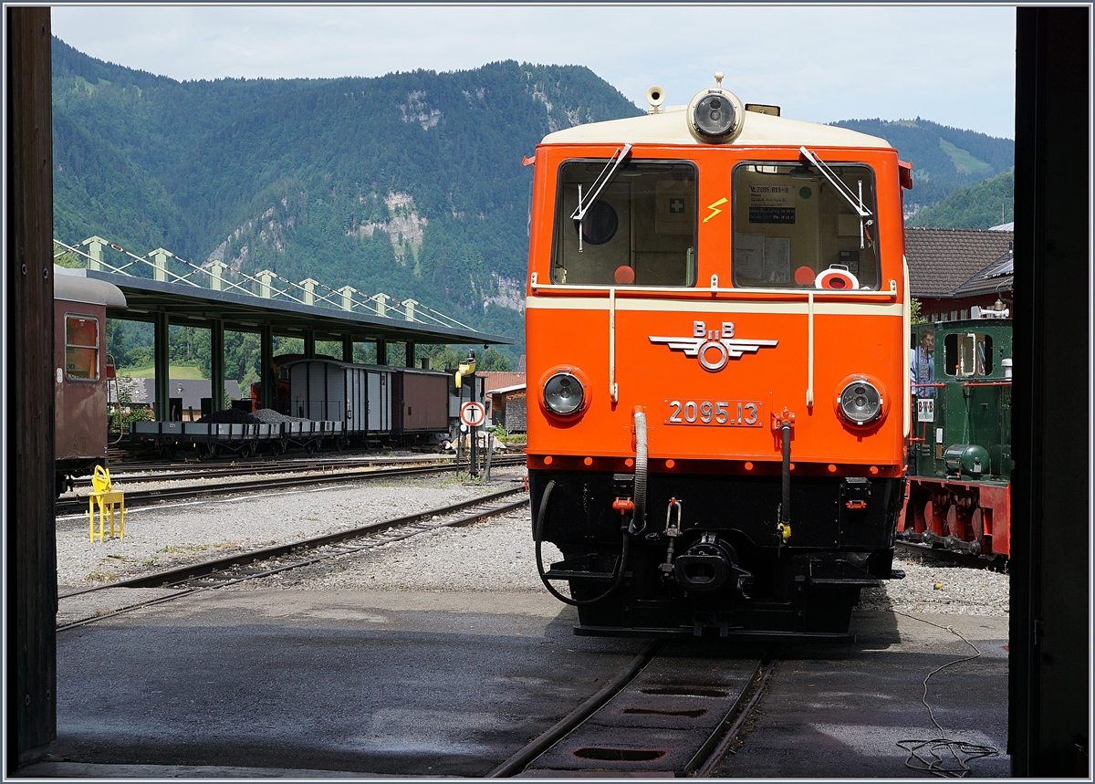 Die Diesellok-Legende 2095.13 der BWB wird in Bezau aus dem Schuppen gezogen. 
9. Juli 2017