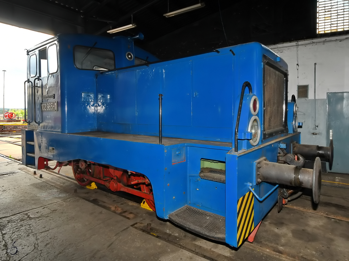 Die Diesellokomotive 102 965-1 war im Eisenbahnmuseum Arnstadt zu sehen. (August 2018)