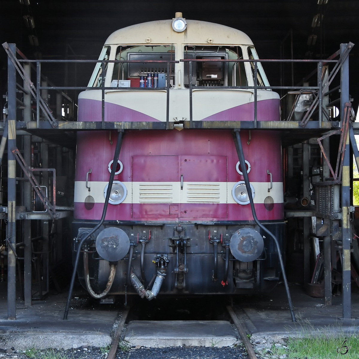 Die Diesellokomotive 118 005-8 war Mitte August 2018 während der Aufarbeitung im Eisenbahnmuseum Arnstadt zu sehen.