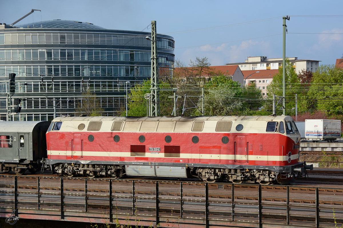 Die Diesellokomotive 119 158-4 als Schiebelok eines Sonderzuges im April 2014 in Dresden. 