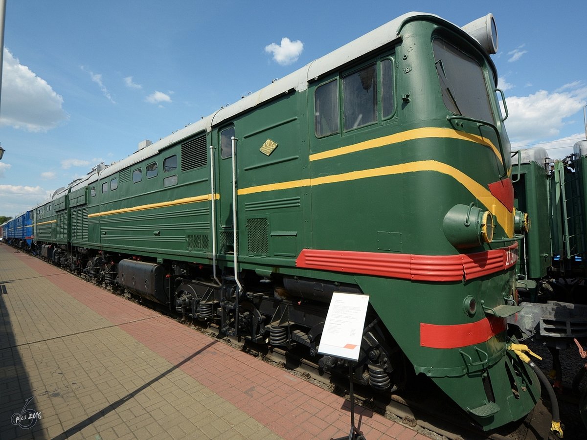 Die Diesellokomotive 2ТЭ10Л-3621 im Eisenbahnmuseum von Moskau Anfang Mai 2016.