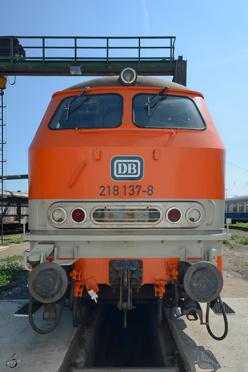 Die Diesellokomotive 218 137-8 im August 2018 im Eisenbahnmuseum Koblenz.