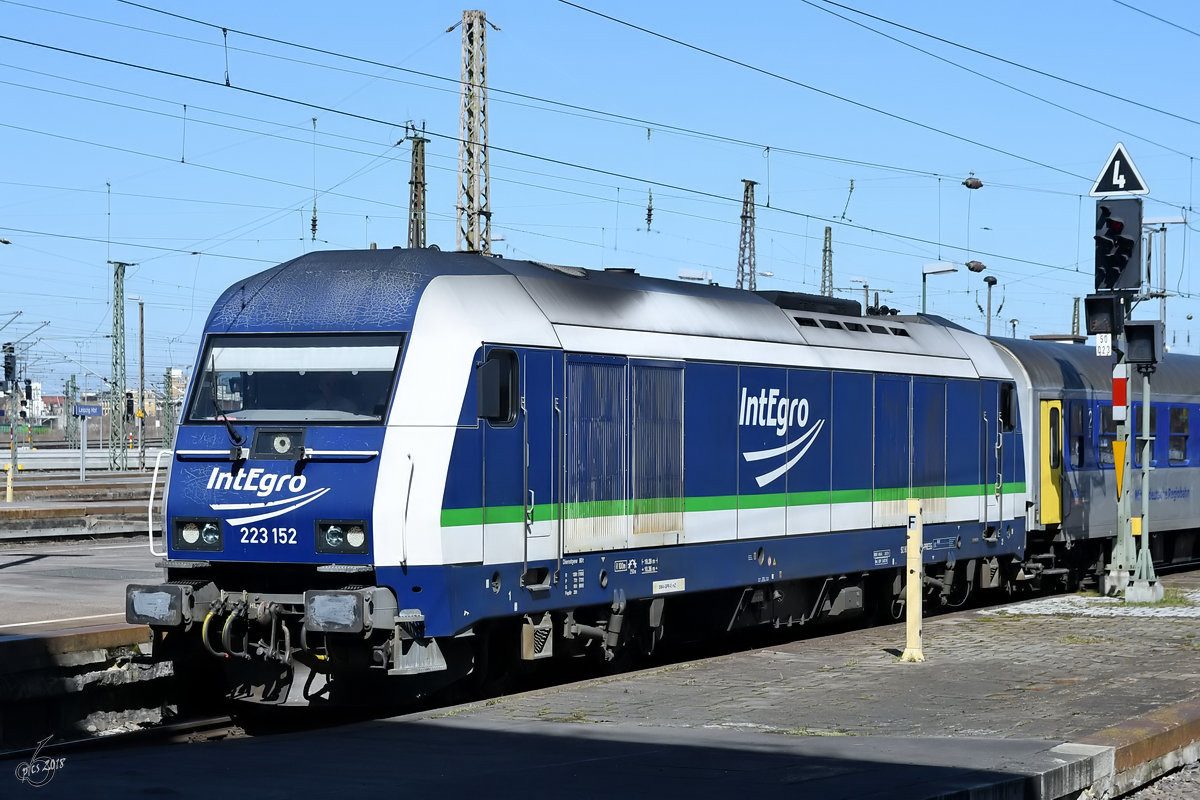 Die Diesellokomotive 223 152 von IntEgro fährt im April 2018 in den Leipziger Hauptbahnhof ein.