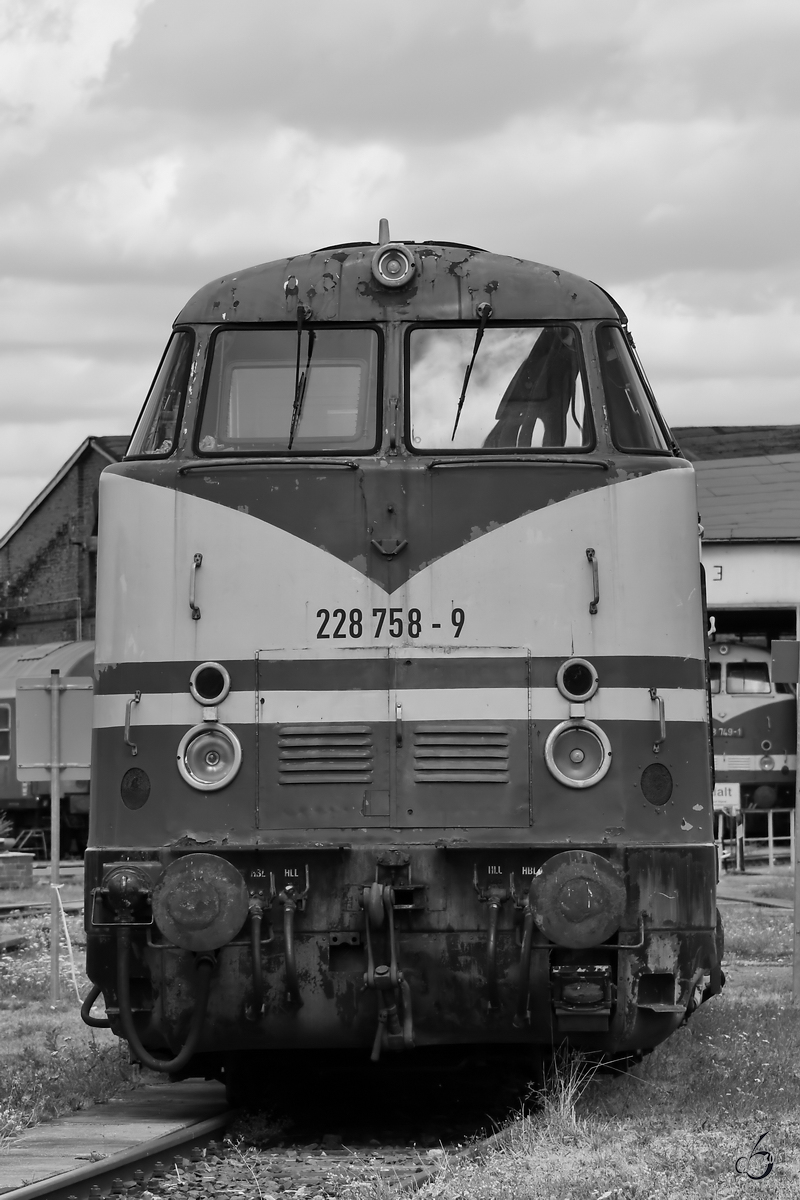 Die Diesellokomotive 228 758-9 war Mitte August 2018 im Eisenbahnmuseum Arnstadt zu sehen.