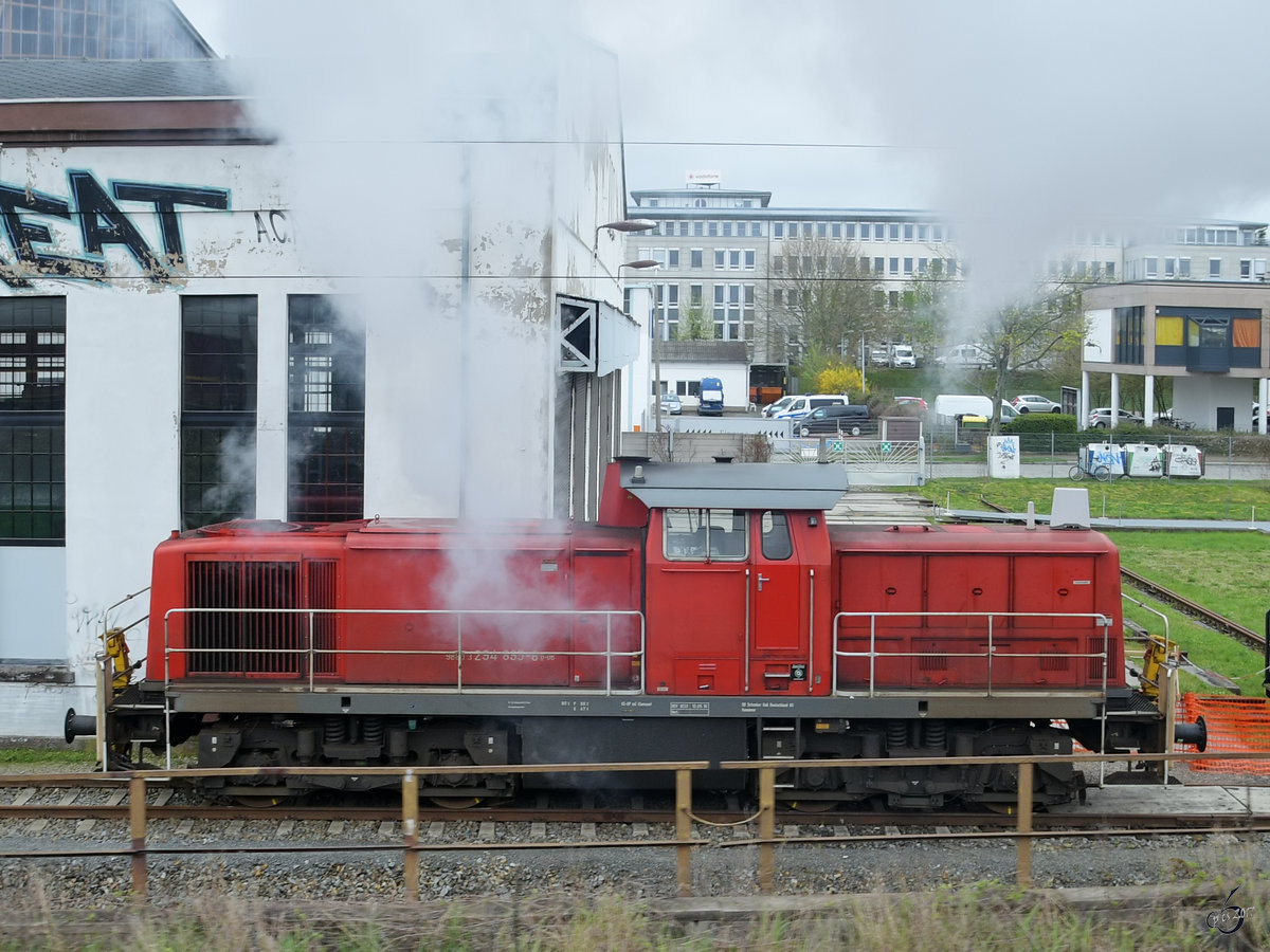 Die Diesellokomotive 294 895-8 Anfang April 2017 in Dresden-Altstadt.