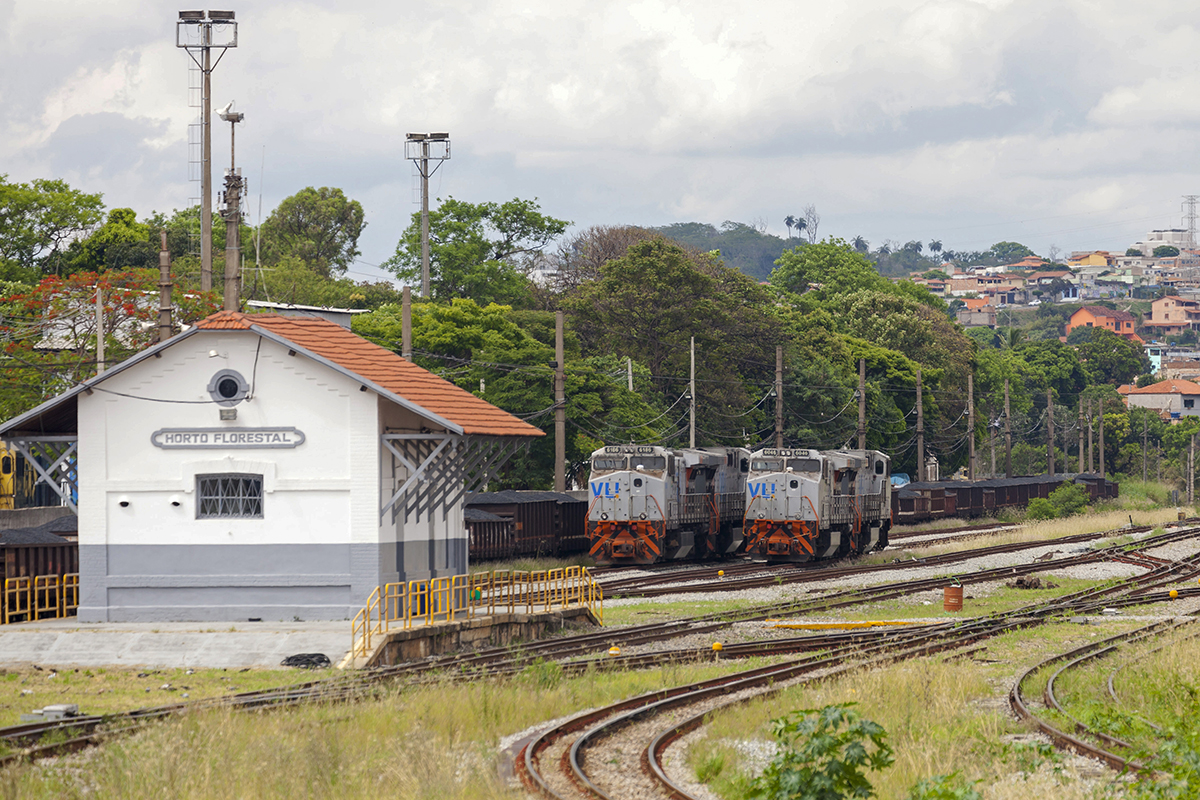 Die Dieselloks GE Dash 9-40BBW 6186 und 6046 des VLI erwarteten die Züge auf dem Horto Florestal Bahnhof am  28. Oktober 2018.