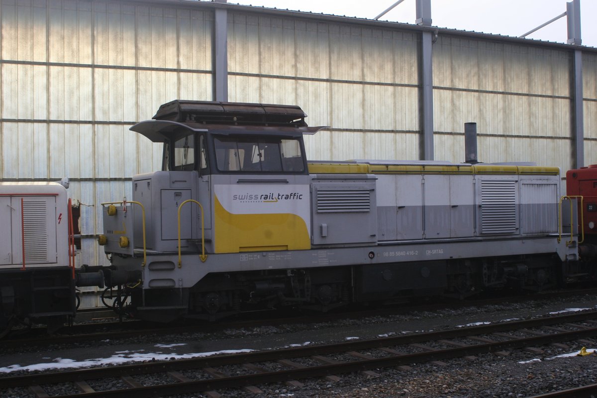 Die Dieselmaschine der Swiss Rail Traffic, die Bm 840 416 (98 85 5840 416-2 CH-SRTAG) steht im Industriewerk Biel abgestellt.

Aufgenommen aus dem fahrenden Zug Zürich HB - Biel IW

IW Biel, 18.12.2018