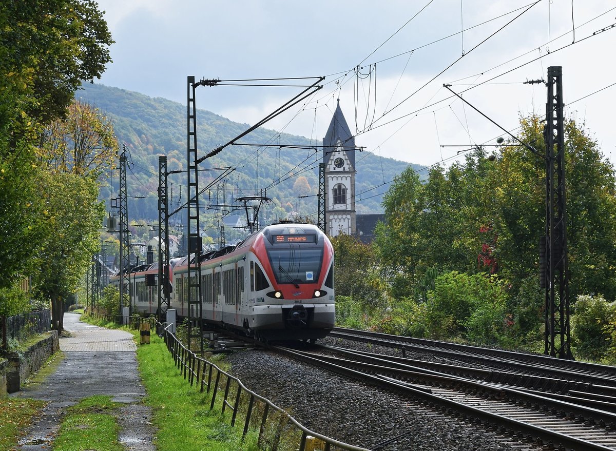 Die Doppelgarnitur aus Vias ET 304 (427 152/652) und 305 (427 153/653) verläßt als RB 10 (25010)  RheingauLinie  am 03.10.17 auf dem Weg von (Frankfurt (Main) Hbf nach Neuwied den Bahnhof Kamp-Bornhofen.  