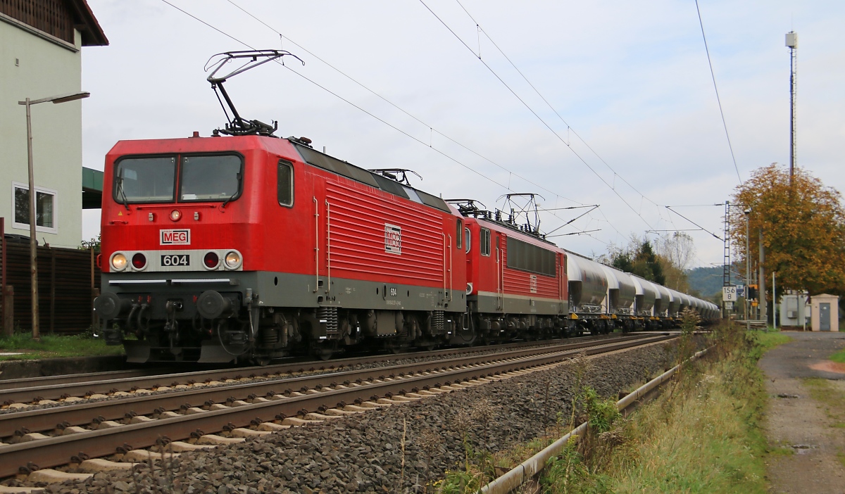 Die Doppeltraktion aus 143 257-4 (MEG 604) und 155 196-9 (MEG 705) zog am 10.10.2014 einen Silowagen-Ganzzug in Richtung Süden durch Ludwigsau-Friedlos.