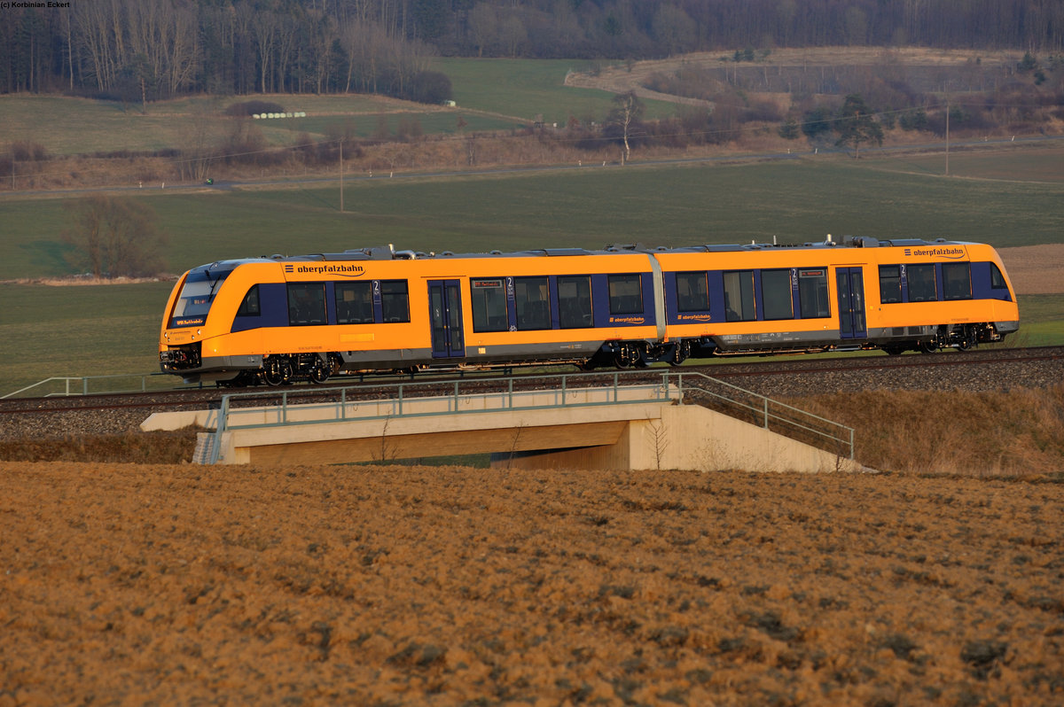 Die Drehgestelle glänzen noch: Neuzugang bei der Oberpfalzbahn 1648 701 als OPB79738 von Regensburg nach Marktredwitz auf den letzten Kilometern bei Lengenfeld, 18.03.2016