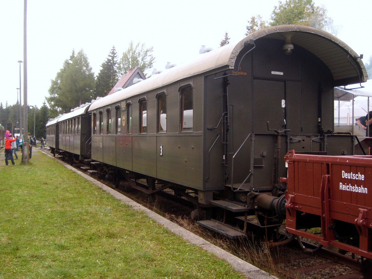 Die drei Donnerbüchsen der RennsteigBahn - Durchgangswagen mit offenen Plattformen
 Cid 21 , Baujahr 1922 ; am 03.10.2015 am Bahnhof Rennsteig