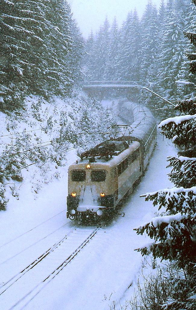 Die Dreiseenbahn im Winter: Eine unbekannte 139 trifft im Februar 1983 mit einem Nahverkehrszug nach Titisee in Feldberg-Bärental ein