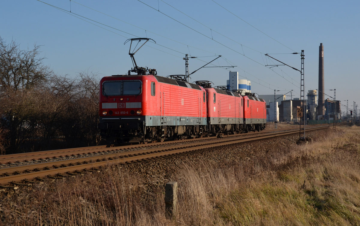 Die Dresdner 143 850 schleppte am 15.01.18 143 827 aus Stuttgart und 143 137 aus Erfurt durch Delitzsch Richtung Halle(S).