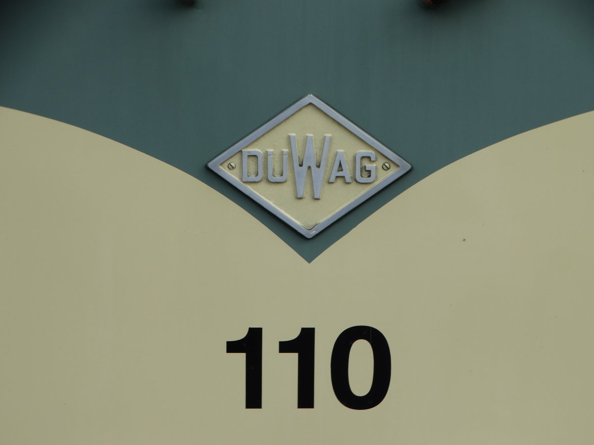 Die Düwag Raute am 28.03.16 an VGF Düwag O-Wagen 110 in Frankfurt am Main Schwanheim