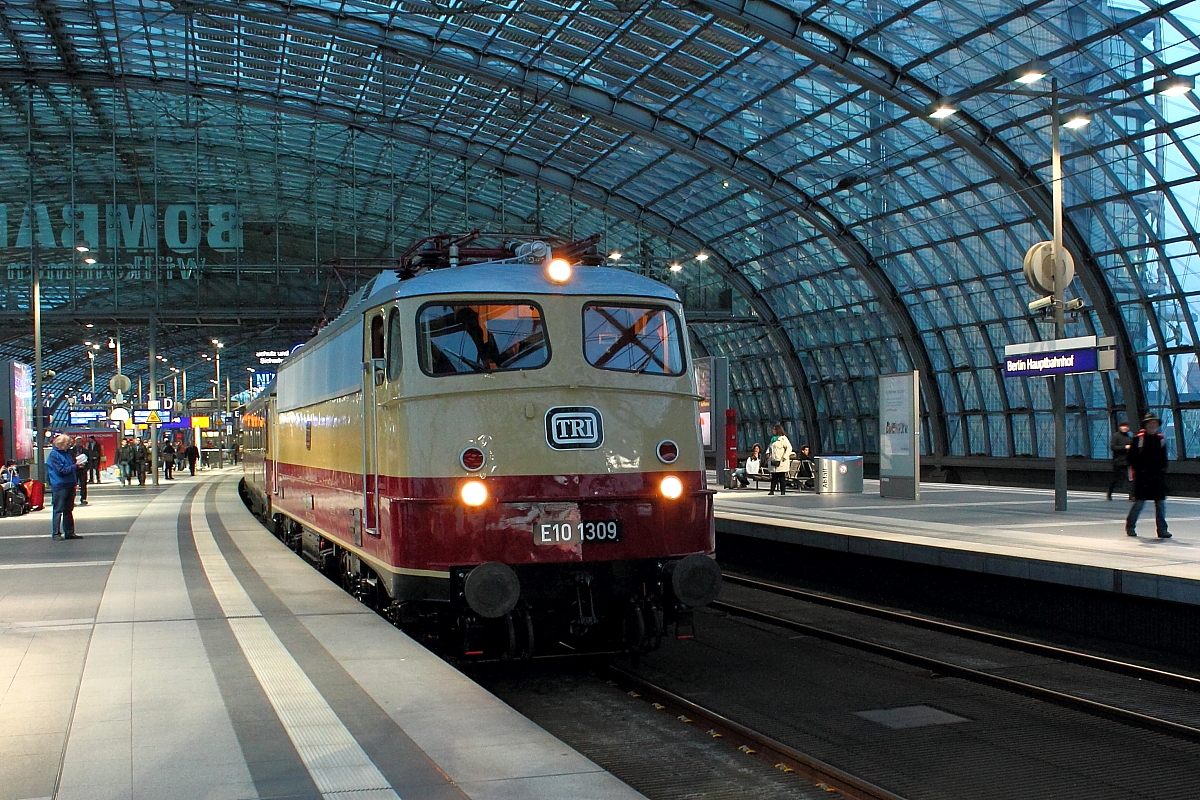 Die E 10 1309 wurde im DB Fahrzeuginstandhaltung GmbH Werk Dessau aufgearbeitet.
Bei der Überführung von Dessau nach Köln durchfährt sie am 13.02.2016 den Berliner Hauptbahnhof.
Die Maschine wurde 1963 bei Krauss-Maffei in München unter der Fabriknummer 19014 gefertigt.
Unter der Nummer E 10 1309 später unter 112 309-0 und 113 309-9 war sie in verschiedenen Bereichen der Bundesbahn bzw. DB AG eingesetzt.
Bei ihren neuen Besitzer, der Train Rental International GmbH Eckental-Eschenau, fährt sie wieder unter der ursprünglichen Nummer.

