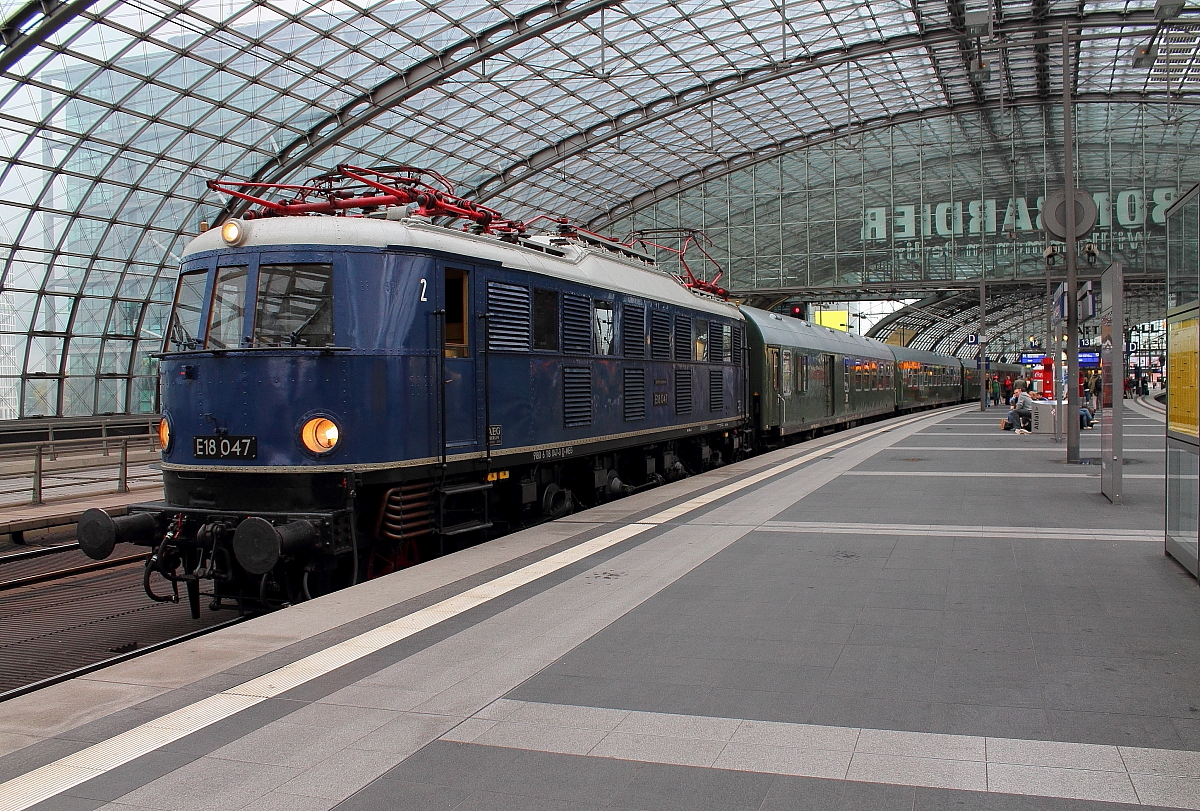 Die E 18 047 mit ihrem Sonderzug  20 Jahre Lektorenprogramm  der Robert-Bosch-Stiftung steht abfahrbereit am Gleis 14 in Berlin Hauptbahnhof.
So festgehalten am 20.09.2013 kurz nach 18:00 Uhr.