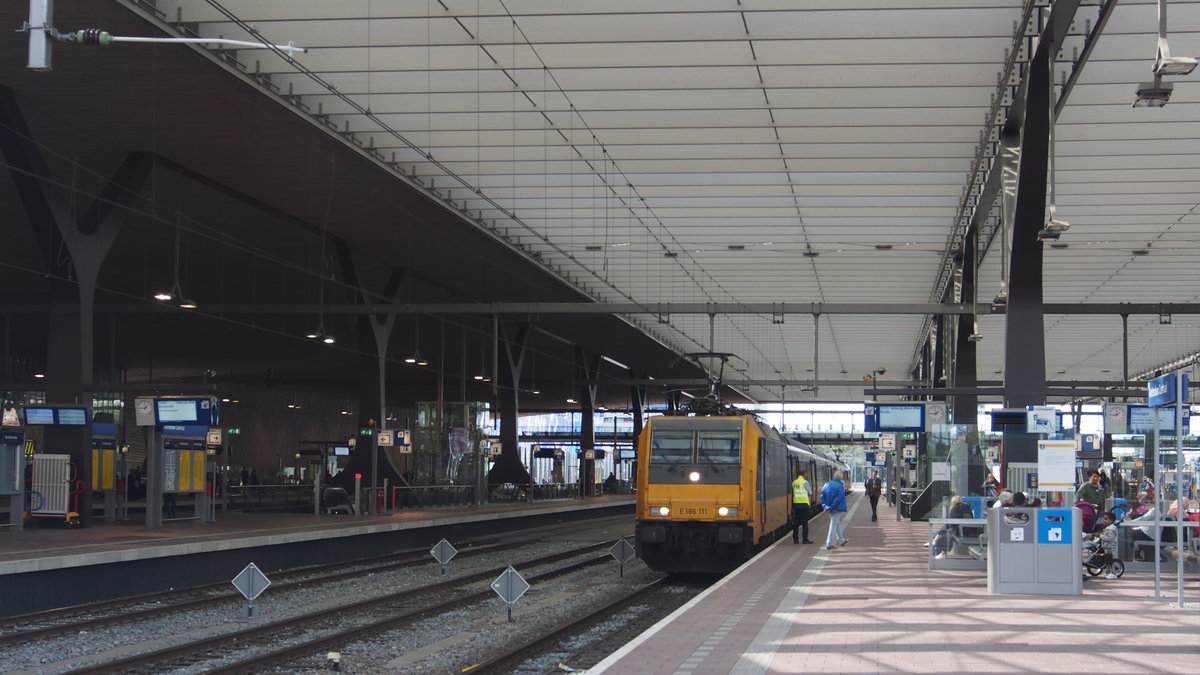 Die E 186 111 zieht am 16.09.2018 den IC Direct ICD 938 von Rotterdam nach Breda aus den wirklich schön licht gestalteten Bahnhof Rotterdam Centraal.

Rotterdam, der 16.09.2018