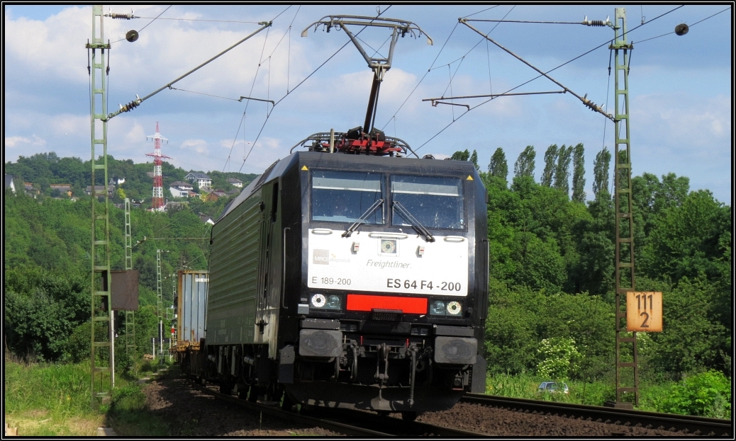 Die E 189 200 der MRCE bildlich fesgehalten im Gleisbogen bei Kasbach/Erpel auf der rechten Rheinstrecke am 09.Juni 2015.