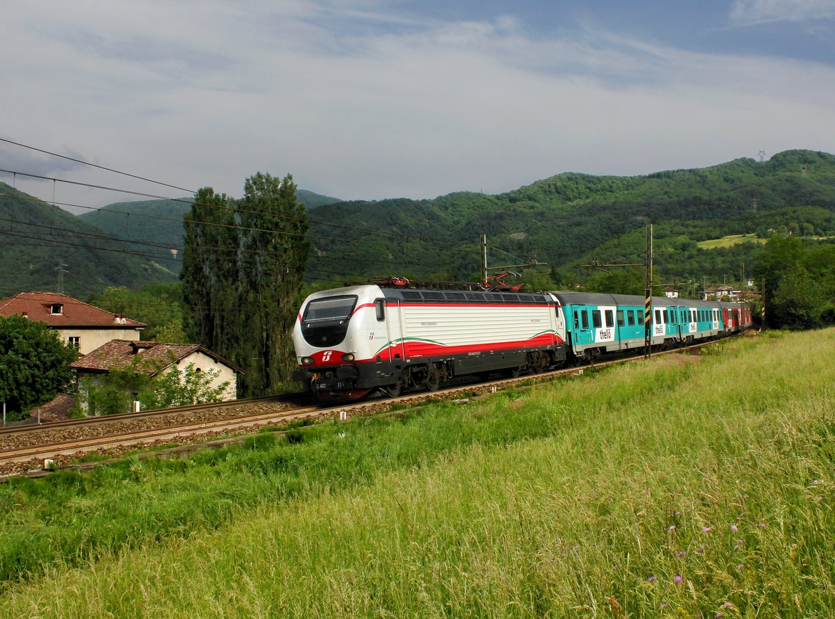 Die E 402 175 mit einem EC am 27.05.2016 unterwegs bei Rigoroso.