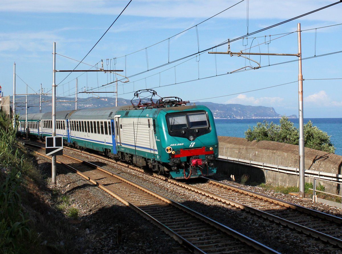 Die E 464 586 mit einem Regionalzug am 24.05.2016 unterwegs bei Ceriale.
