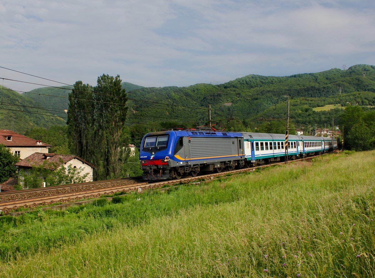 Die E 464 690 mit einem Regionalzug am 27.05.2016 unterwegs bei Rigoroso.