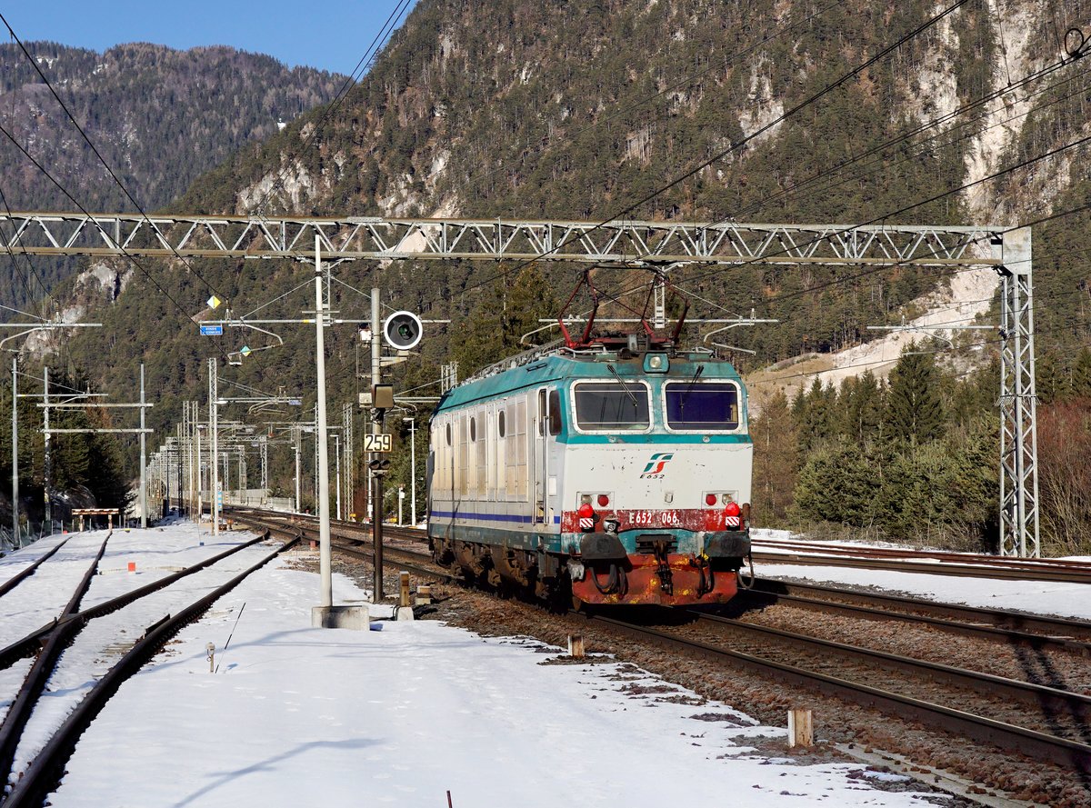 Die E 652 066 am 20.01.2018 bei der Durchfahrt in Ugovizza Valbruna.