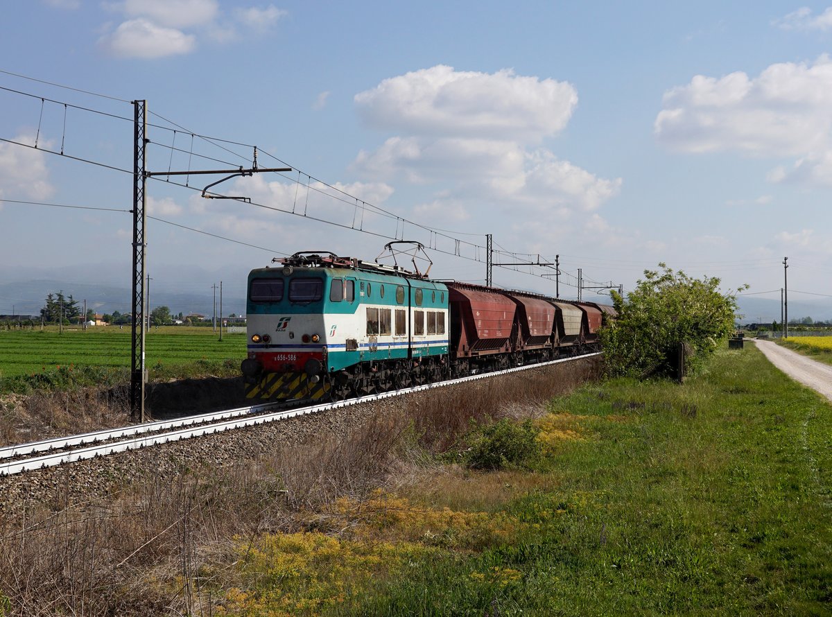 Die E 656 586 mit einem Getreidezug am 21.04.2017 unterwegs bei Villafranca di Verona.