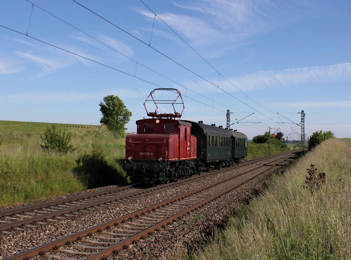 Die E 69 005 mit einem Überführungszug nach Landshut am 06.06.2014 unterwegs bei Buchhausen.