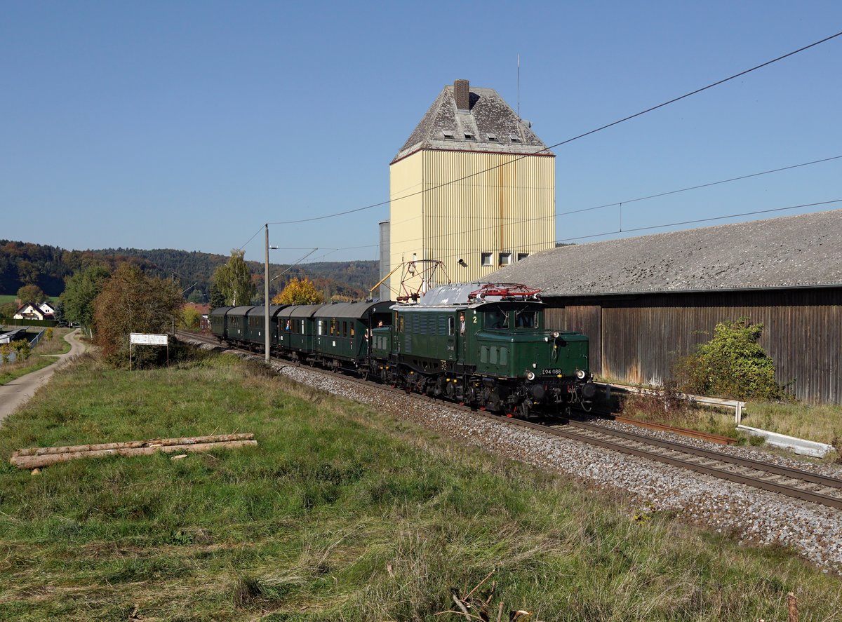 Die E 94 088 mit einem Sonderzug nach Saal a. d. Donau am 14.10.2018 unterwegs bei Gundelshausen.