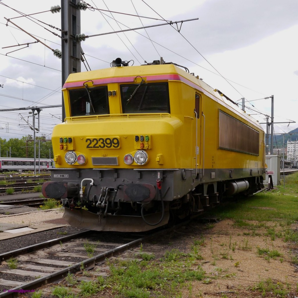 Die E-Lok BB22399 mit zusätzlichen Steckdosen an der Front steht bei SNCF-Infra in Dienst und trägt die gelbe Infra Lackierung.
2014-07-21 Clermont-Ferrand 
