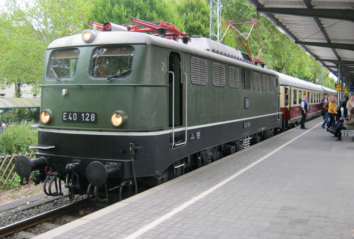 Die E40 128 mit einem Sonderzug des DB Museum Koblenz am 18.09.13 in Bonn-Bad Godesberg. Am anderen Ende des Zuges war die 140 423 angehangen.