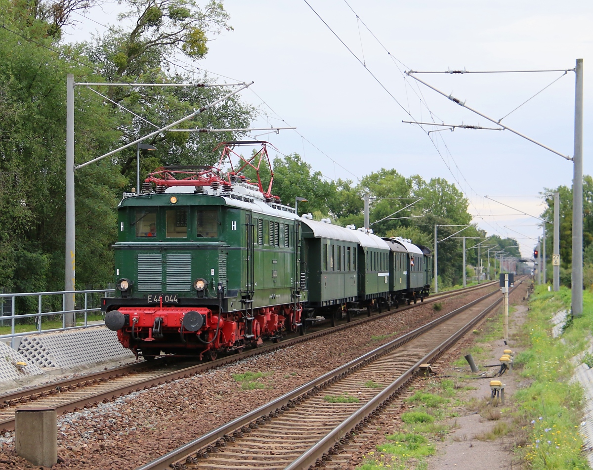 Die E44 044 bespannte am 30.08.2014 einen kleinen Sonderzug-Pendel nach Dessau zum Tag der offenen Tür des dortigen Werks. Hier bei der Einfahrt an den Haltepunkt Dessau Süd.