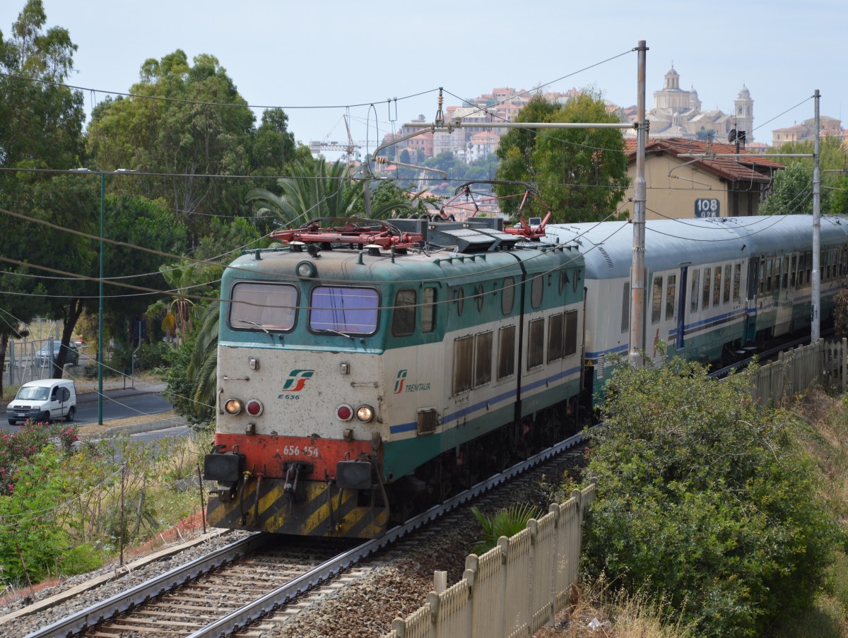 Die E656 454 mit dem Pilgerzug Lourdes - Conegliano (EXP 14137, 50 Minuten Verspätung) langsam beschleunigt nach dem Halt im Bahnhof Imperia P.M. für eine Zugkreuzung. 07.07.2014