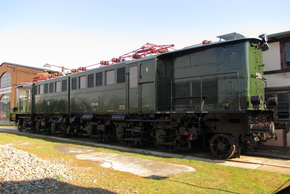 Die E95 02 der Traditionsgemeinschaft Bw Halle P e.V. am 06.04.2015 im Eisenbahnmuseum Arnstadt. 