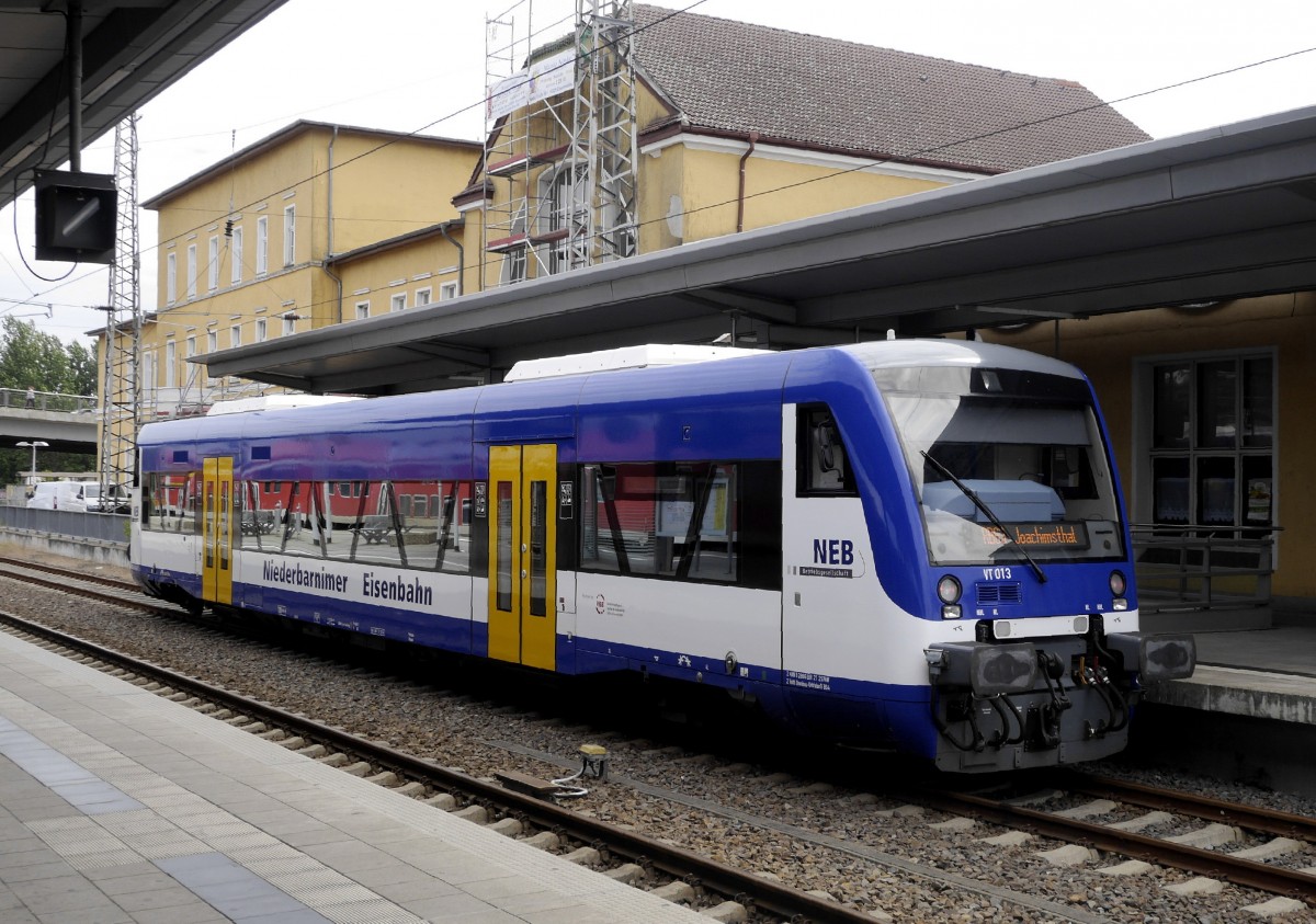 Die von Eberswalde ausgehenden Regionalbahn-Linien nach Joachimsthal und Frankfurt (O) werden von der Niederbarnimer Eisenbahn mit RS 1 bedient. Im Bild: VT 013 (650 545, ex Mitteldeutsche Regionalbahn/VVRO) abfahrbereit nach Joachimsthal (25.7.15).