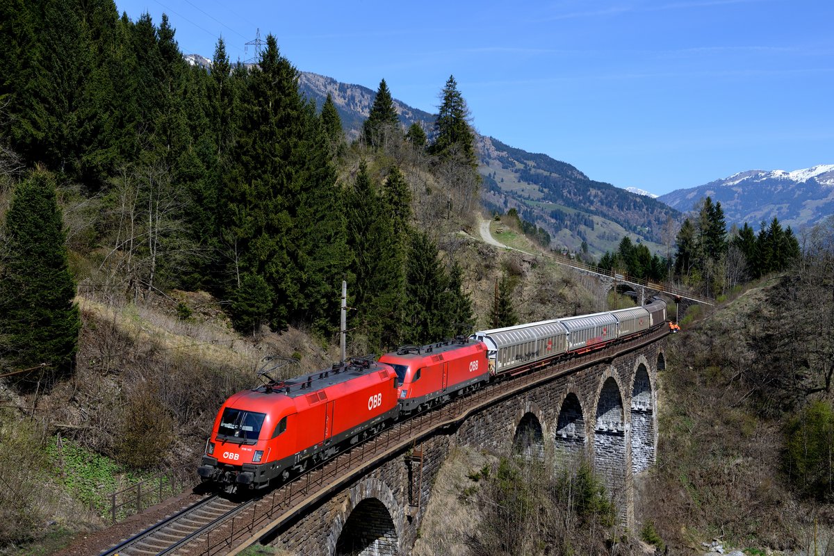 Die ehemalige CAT-Lok 1116.142 zog am 22. April 2015 gemeinsam mit der 1016.048 den G 54541 die Tauern-Nordrampe hinauf. Aufgenommen wurde der Zug beim Überqueren des Hundsdorfer Viaduktes bei Bad Hofgastein. Interessant zu beobachten war übrigens ein Team von ÖBB Infra, welches mit der Reinigung von Schildern und Signalen entlang der Strecke beschäftigt war. Hier säubert der Trupp gerade das Vorsignal zum ESig Abzw Hg 1.