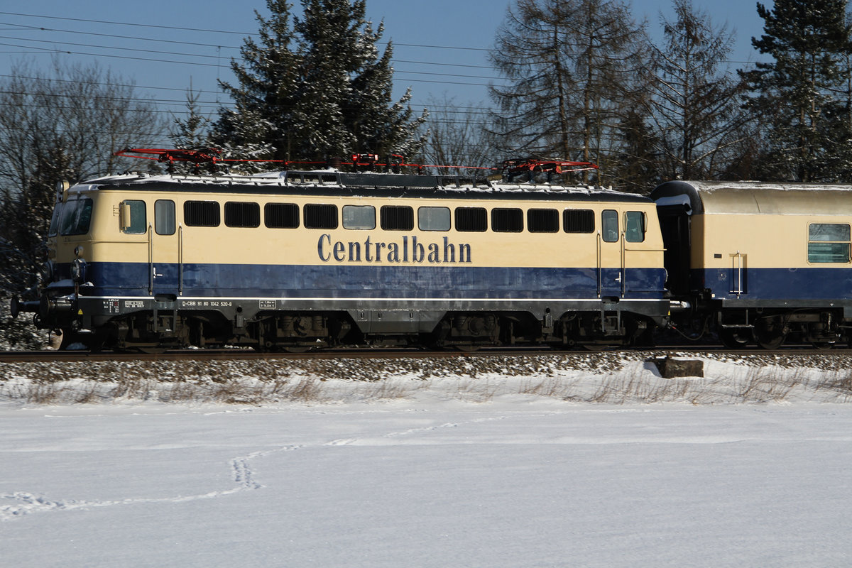 Die ehemalige ÖBB Elektrolok 1042.520 hängt hinten am Centralbahn Sonderzug. Zuglok ist 110 469-4 von D-Train in schöner Winterlandschaft am 10.01.17 bei Zorneding. Mit solchen Bahnbildern ist es ein guter Start ins neue Jahr.