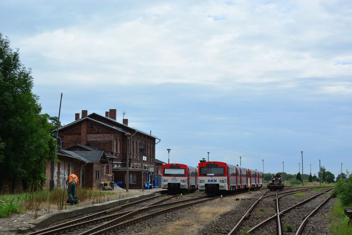 Die ehemaligen AKN VT2E haben sich gut verkauft. Der Nebenbahn Staßfurt-Egeln e.V. (NbSE) konnte sich 3 VT2E sichern welche sich am 5.8.17 im ehemaligen Bahnhof Egeln ausruhen.

Egeln 05.08.2017