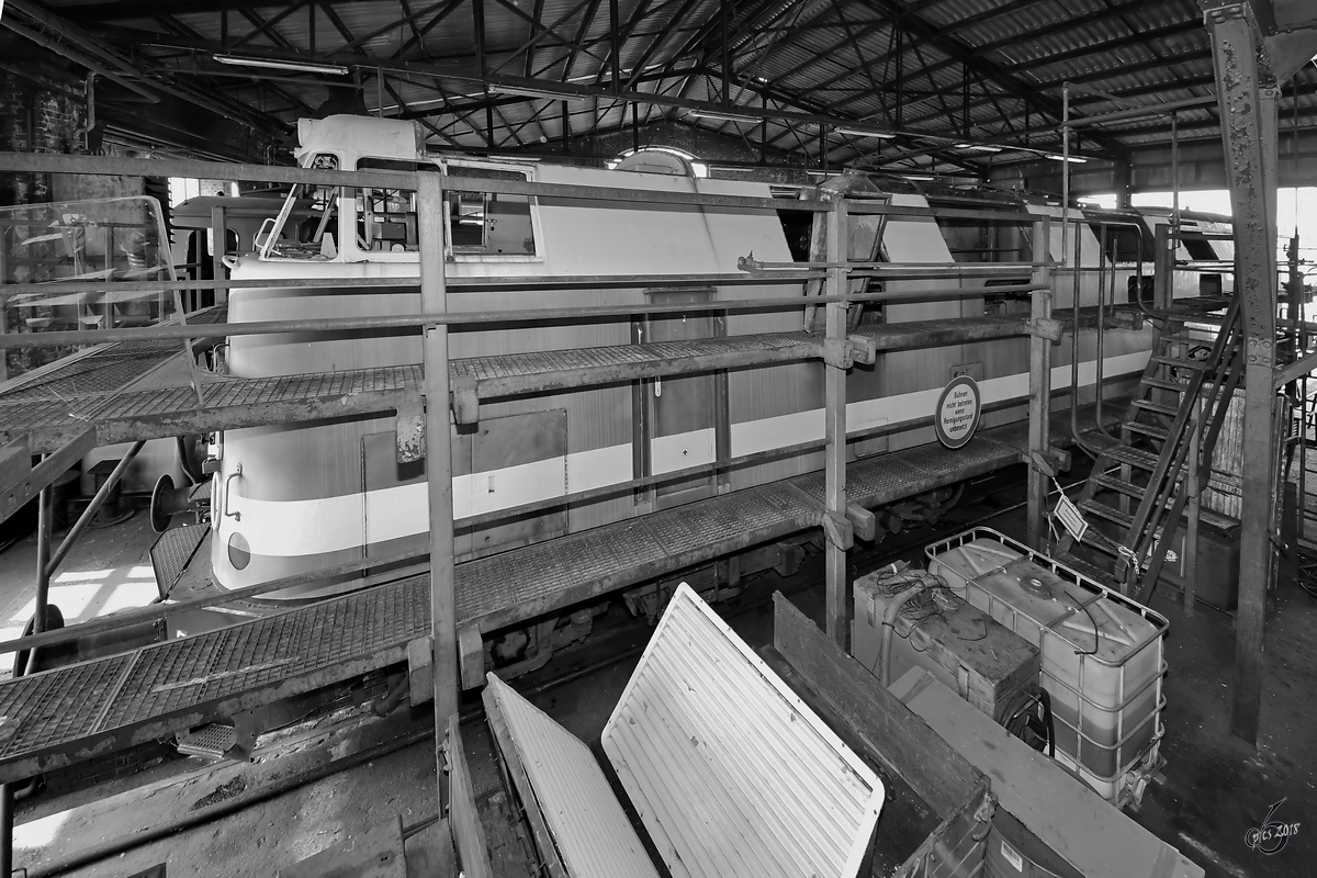 Die  eingerüstete  Diesellokomotive 118 005-8 während der Aufarbeitung. (Eisenbahnmuseum Arnstadt, August 2018)