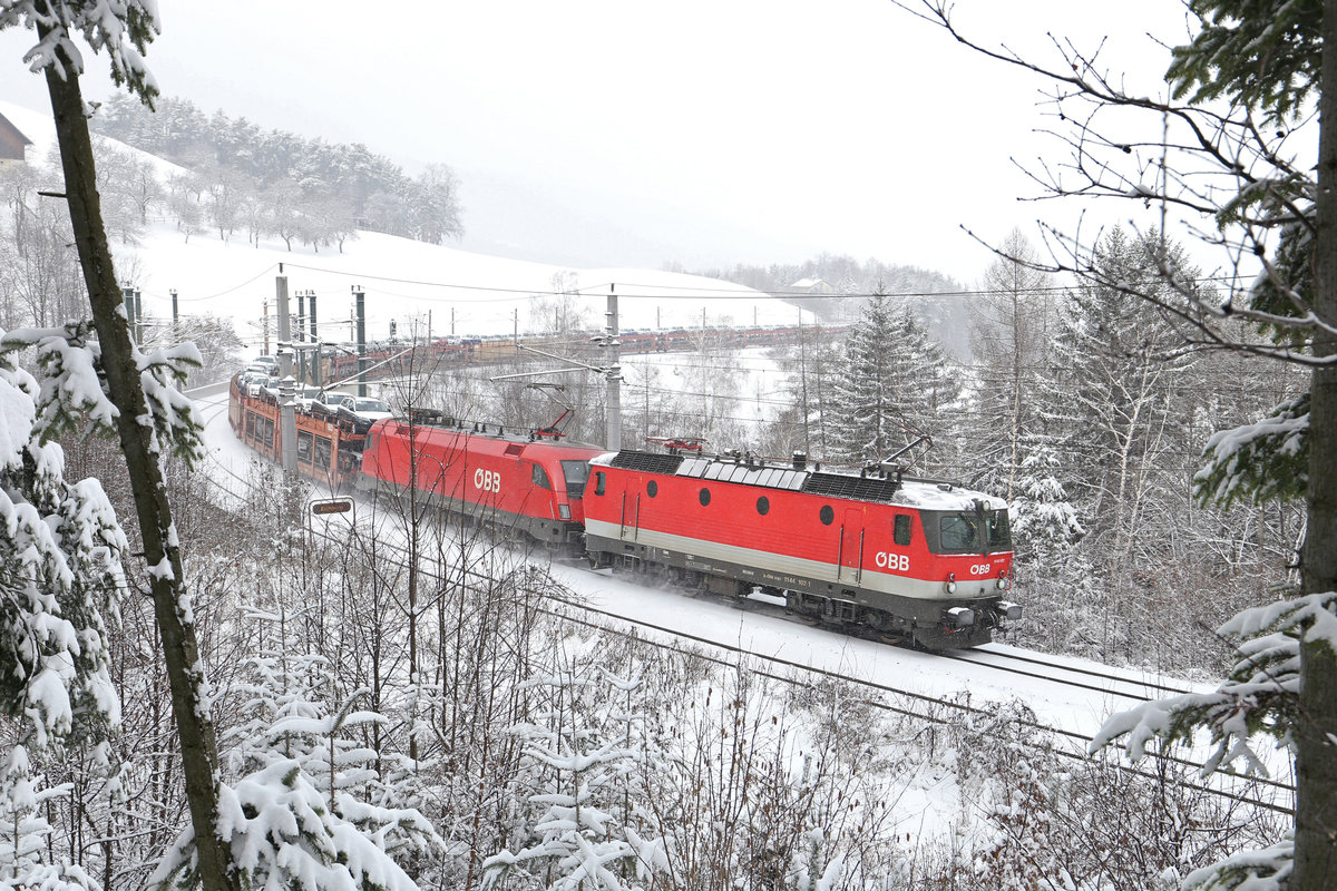 Die eingeschneite 1144.102 die über Nacht in Gloggnitz stand,fährt im Tandem vor einer 1116 mit den G-49415 am Abfaltersbachgraben-Viadukt kurz vor Eichberg. 18.3.18