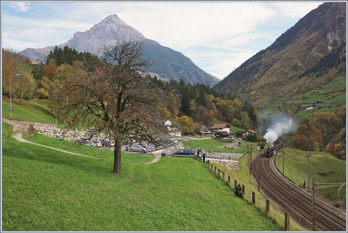 Die  Elefanten  kommen! Die C 5/6 N° 2978 und N° 2969 führen gemeinsam einen langen Extrazug über die Gotthard Panorama Strecke.
Intschi, den 21. Okt. 2017