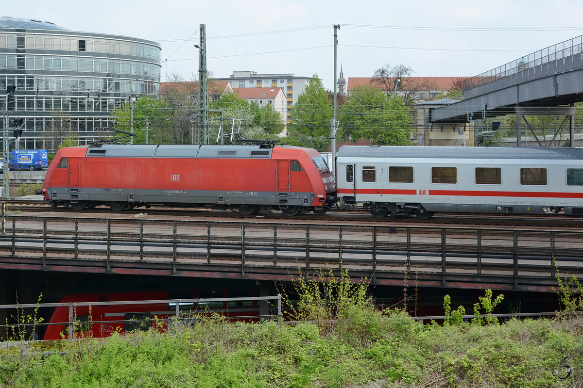 Die Elektrolokomotive 101 106-3 mit einem IC im April 2014 in Dresden.