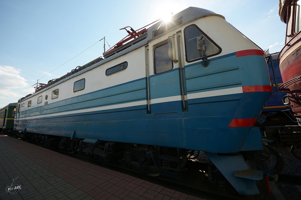 Die Elektrolokomotive ЧС2K-712 im Mai 2016 im Eisenbahnmuseum am Rigaer Bahnhof von Moskau.
