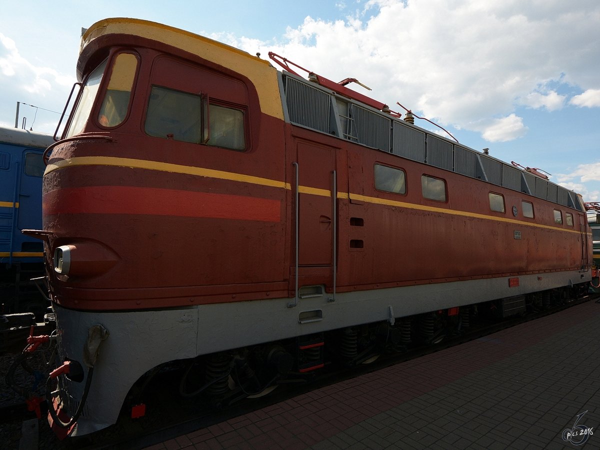 Die Elektrolokomotive ЧС4-025 im Eisenbahnmuseum am Rigaer Bahnhof in Moskau (Mai 2016)