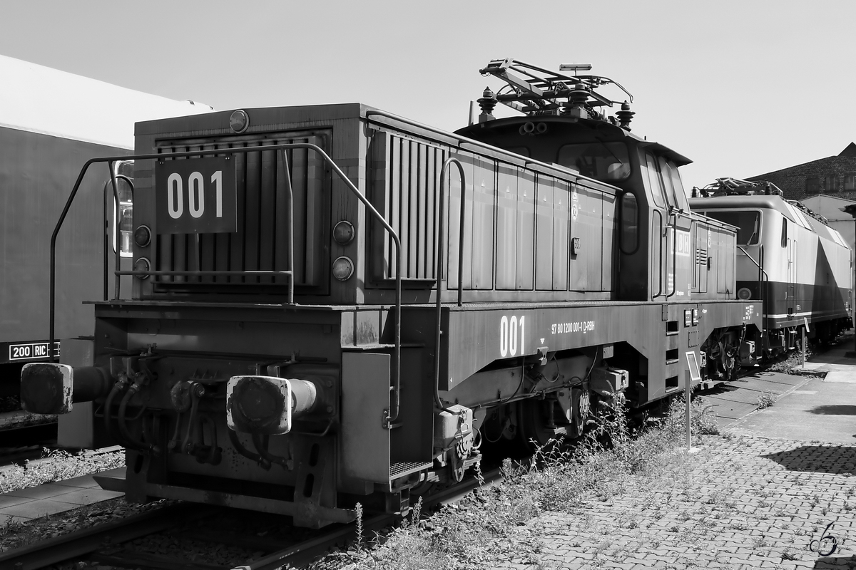 Die Elektrolokomotive 1200 001-1 im August 2018 im Eisenbahnmuseum Koblenz.