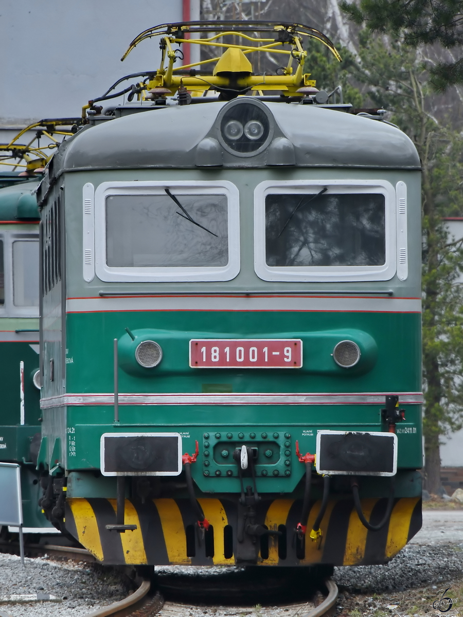 Die Elektrolokomotive 181 001-9 Anfang April 2018 im Eisenbahnmuseum Lužná u Rakovníka.