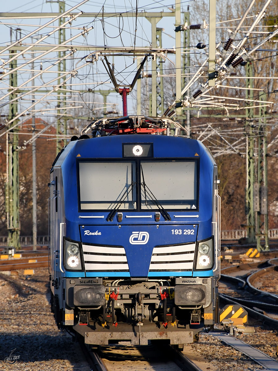 Die Elektrolokomotive 193 292  Ronka  Anfang April 2018 auf dem Hauptbahnhof in Dresden.