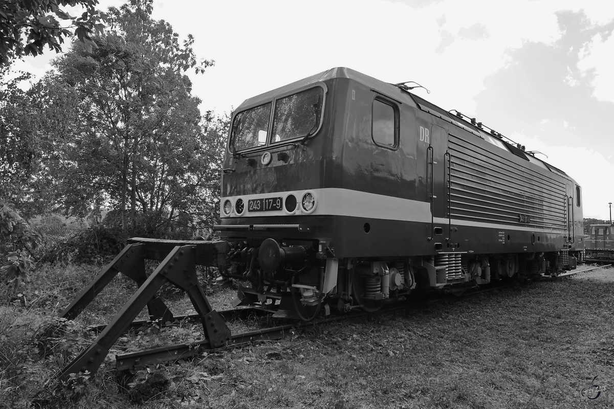 Die Elektrolokomotive 243 117-9 stand Mitte August 2018 im Eisenbahnmuseum Weimar.